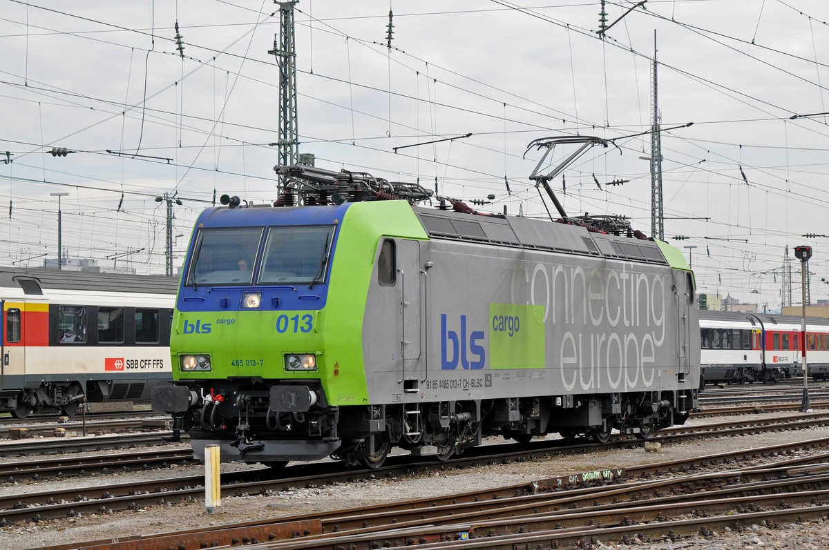 Re 485 013-7 verlässt die Abstellanlage beim Badischen Bahnhof. Die Aufnahme stammt vom 15.03.2018.