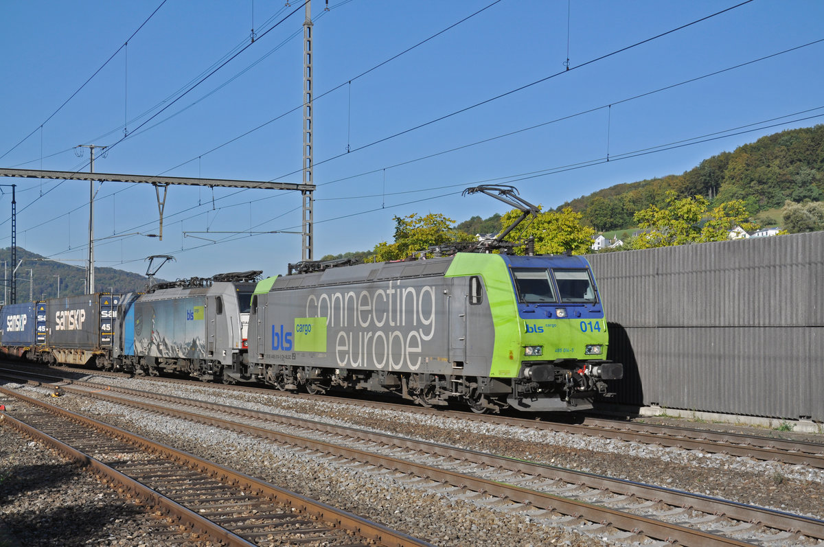 Re 485 014-5 der BLS durchfährt den Bahnhof Gelterkinden. Die Aufnahme stammt vom 25.09.2018.