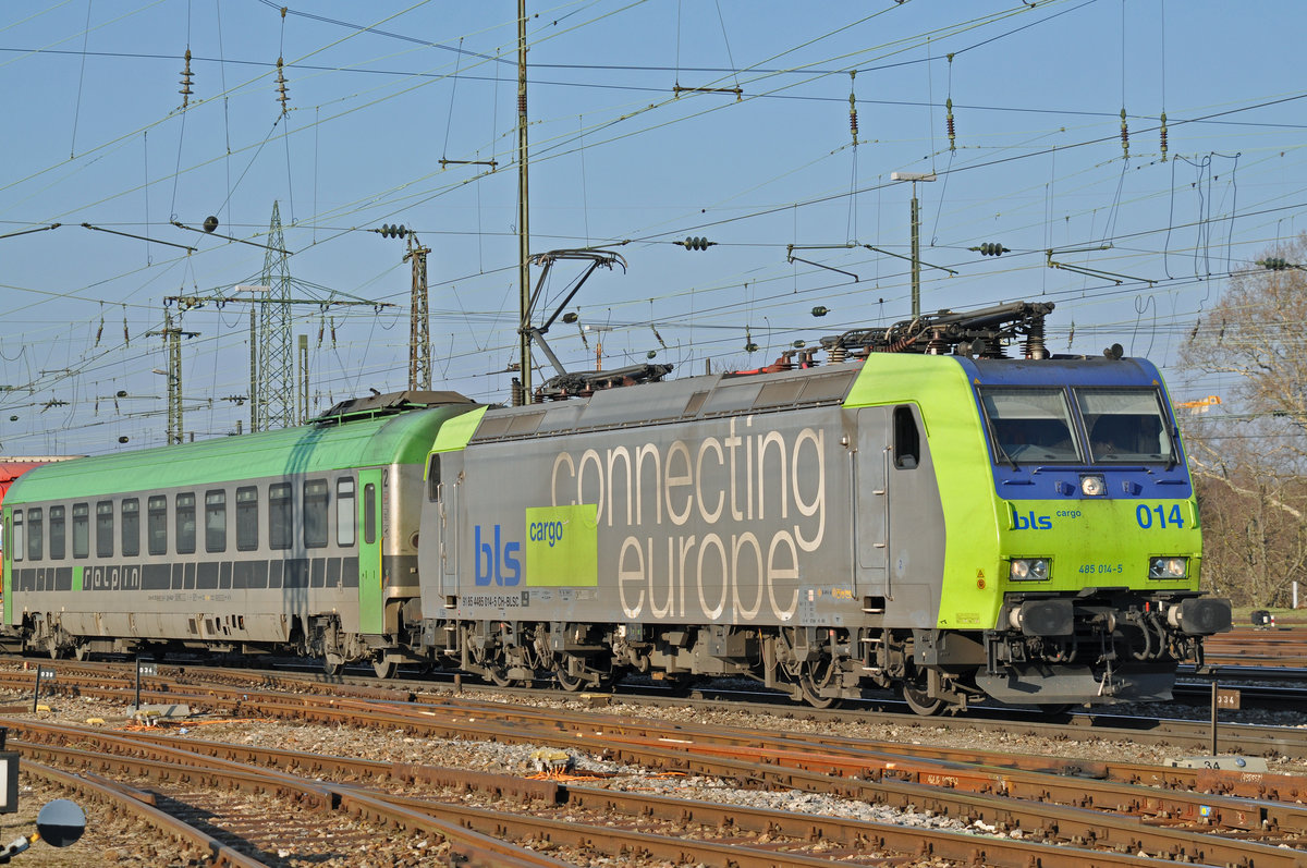 Re 485 014-5 durchfährt den Badischen Bahnhof. Die Aufnahme stammt vom 13.01.2018.