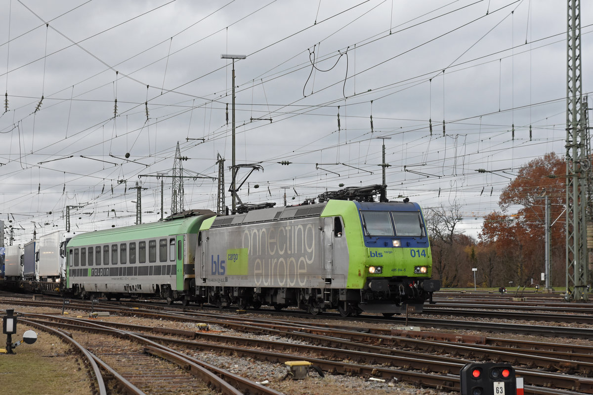 Re 485 014-5 durchfährt den badischen Bahnhof. Die Aufnahme stammt vom 03.12.2018.