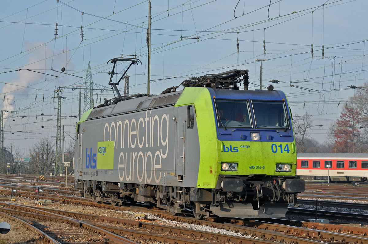 Re 485 014-5 verlässt den Badischen Bahnhof. Die Aufnahme stammt vom 12.12.2016.