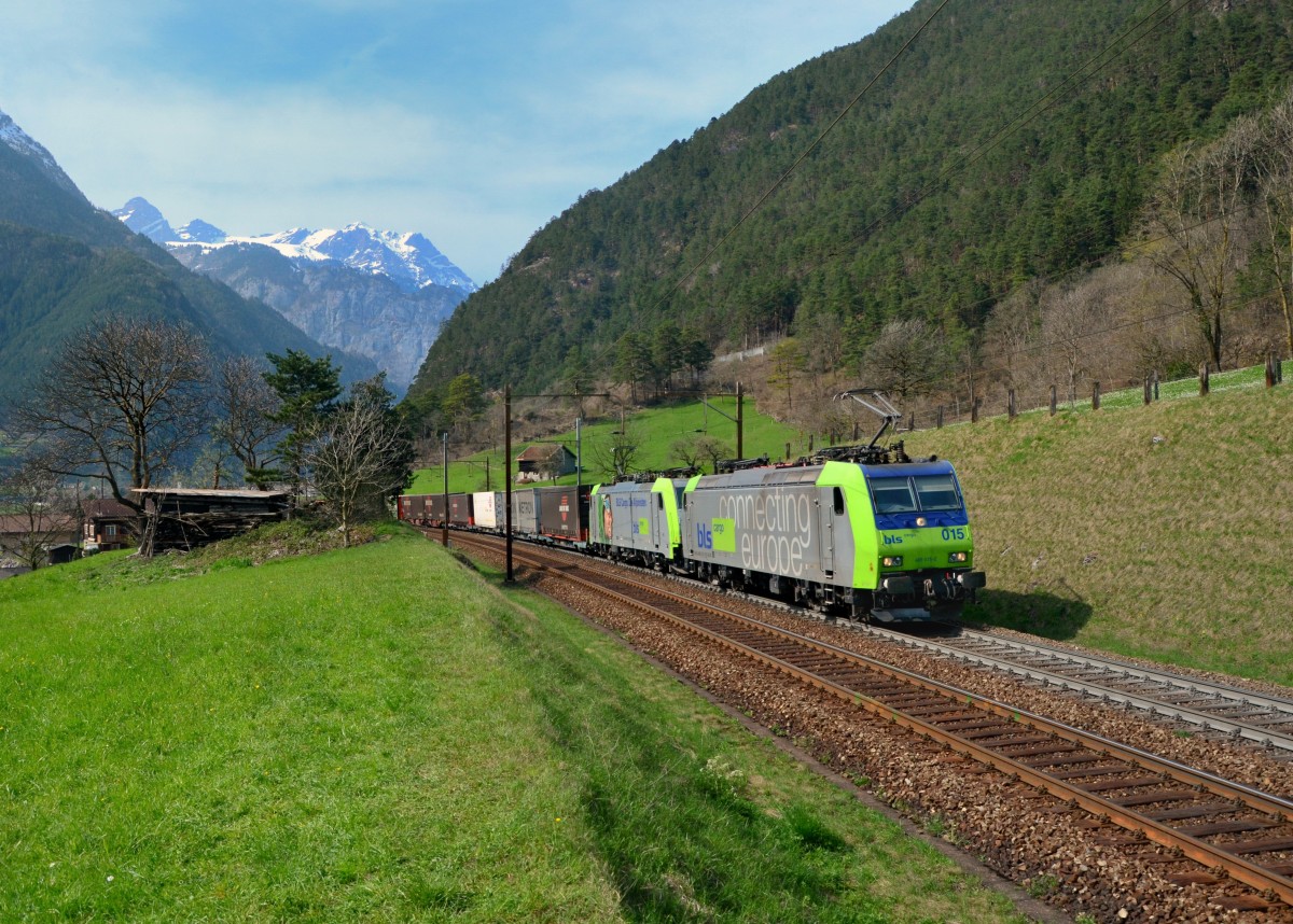 Re 485 015 + Re 486 509 mit einem KLV am 10.04.2015 bei Erstfeld. 