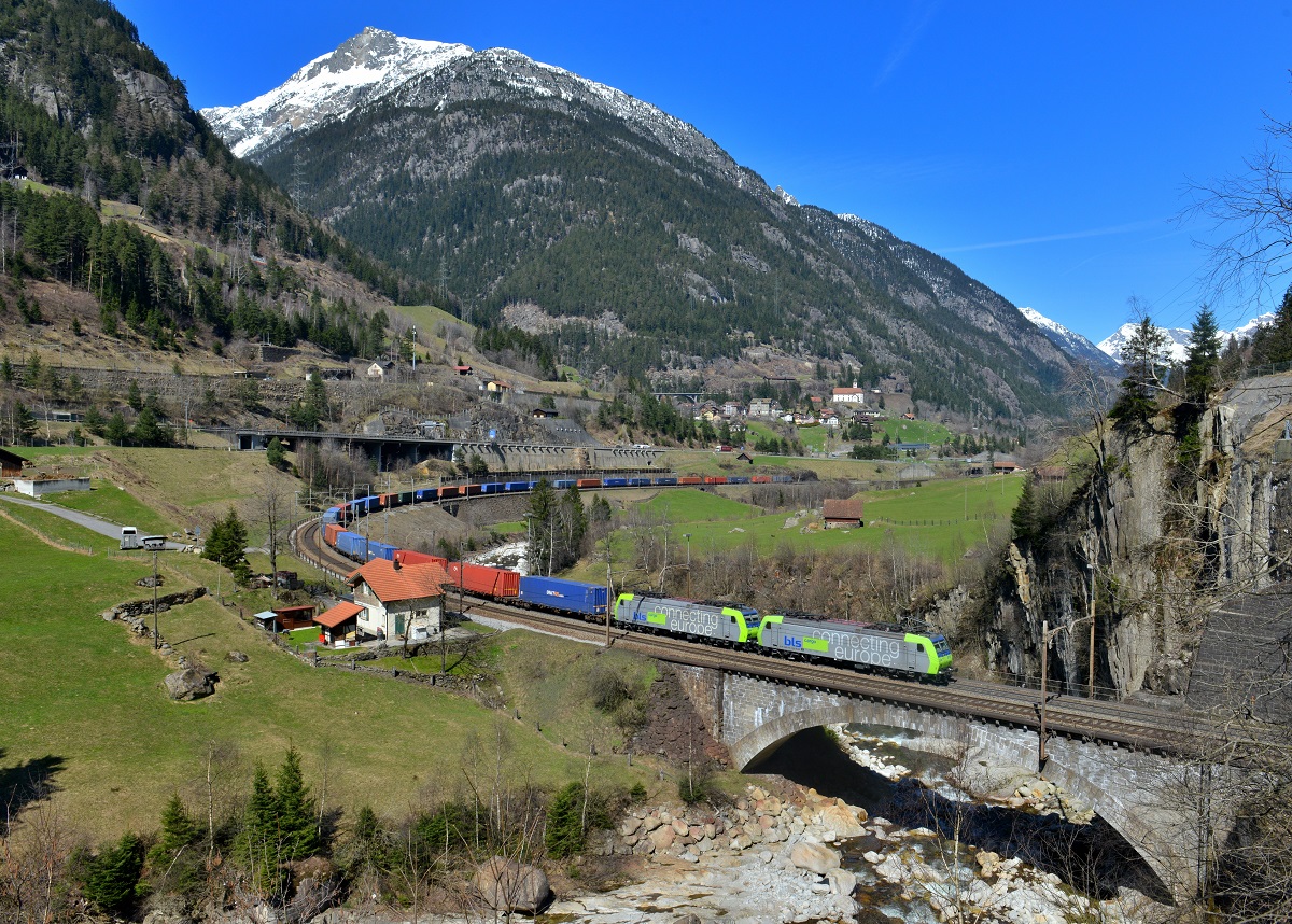 Re 485 015 + Re 485 009 mit einem KLV am 09.04.2015 bei Wassen. 