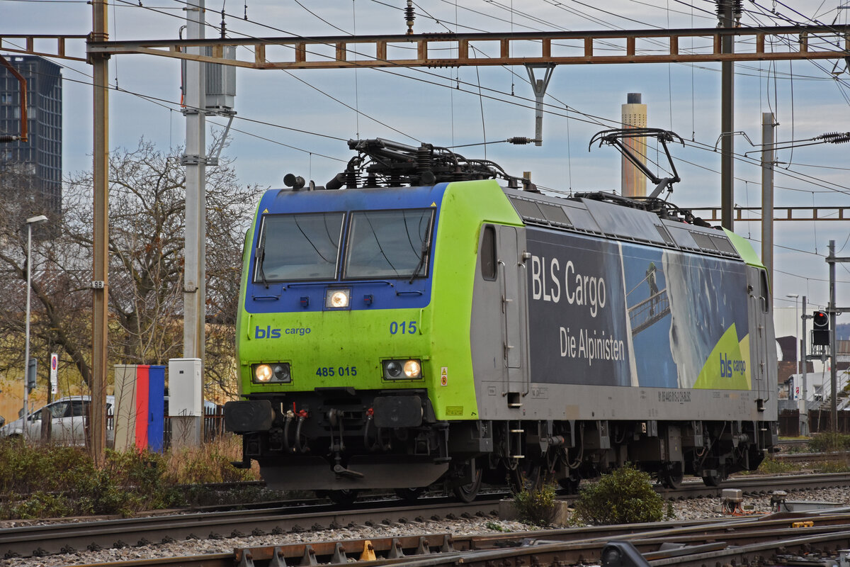 Re 485 015-2 der BLS durchfährt solo den Bahnhof Pratteln. Die Aufnahme stammt vom 03.12.2021.