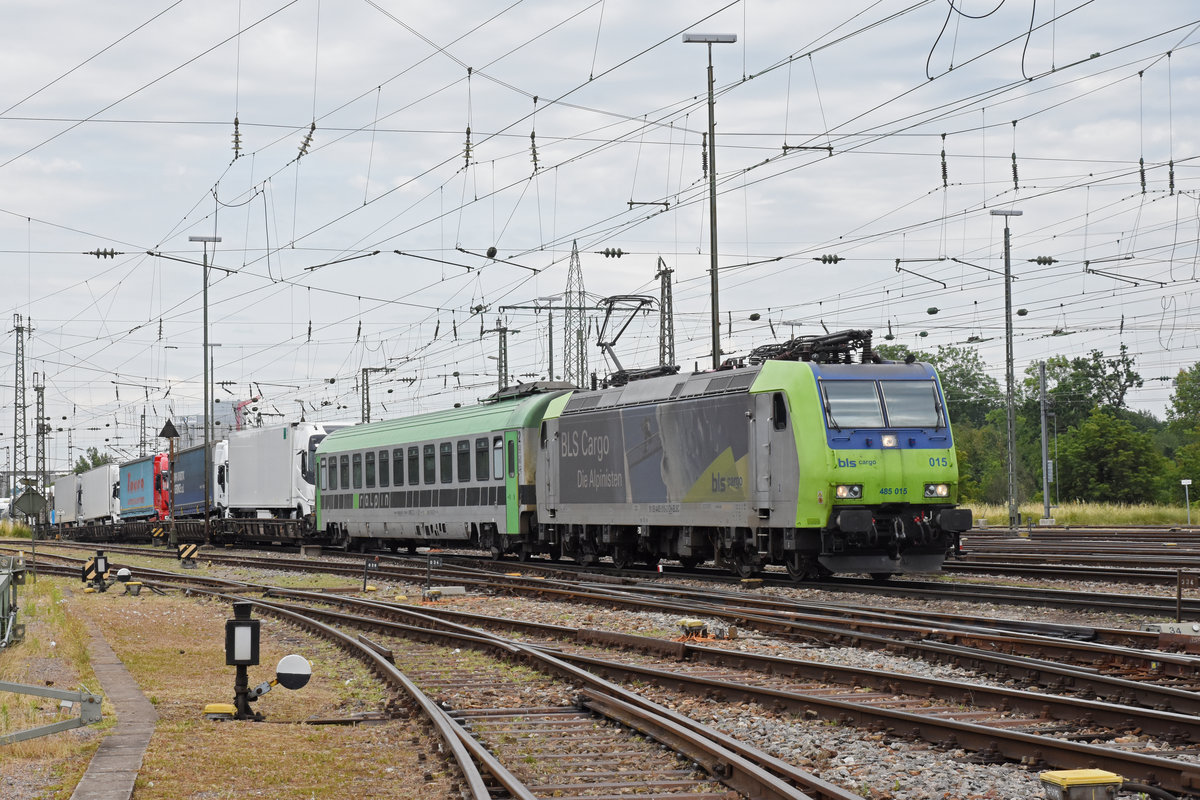 Re 485 015-2 durchfährt den badischen Bahnhof. Die Aufnahme stammt vom 12.07.2019.