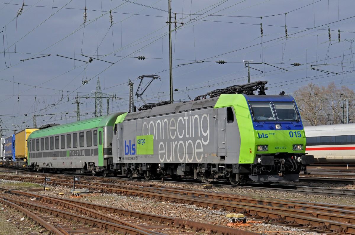 Re 485 015-2 durchfährt den Badischen Bahnhof. Die Aufnahme stammt vom 14.03.2016.