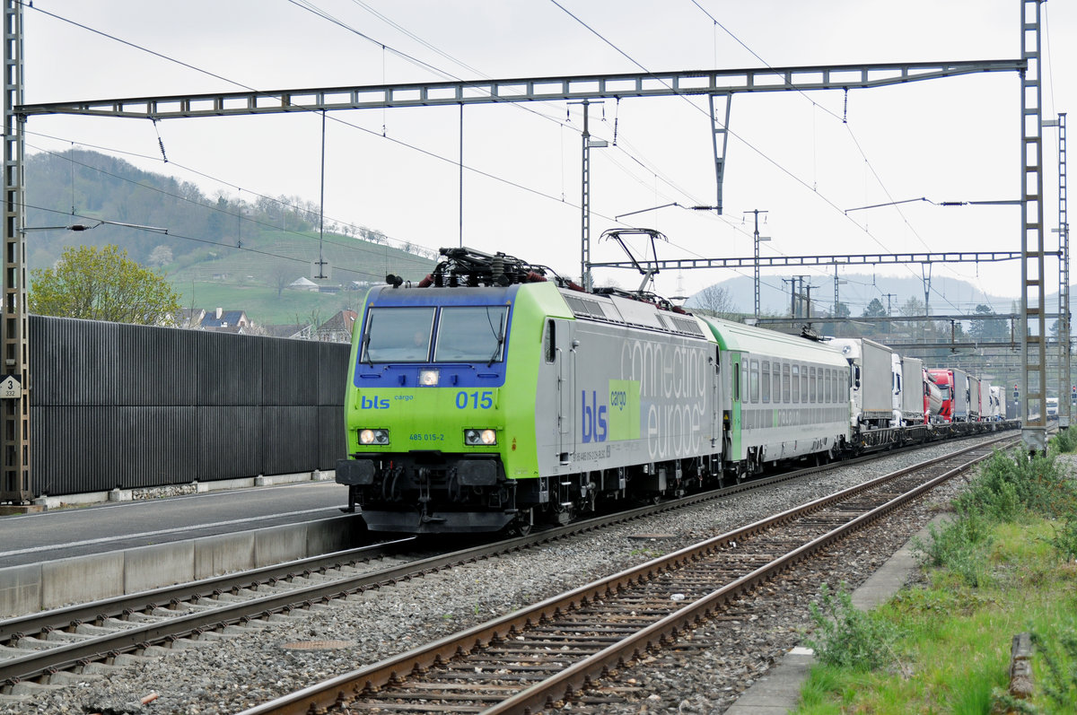 Re 485 015-2 durchfährt den Bahnhof Gelterkinden. Die Aufnahme stammt vom 06.04.2017.