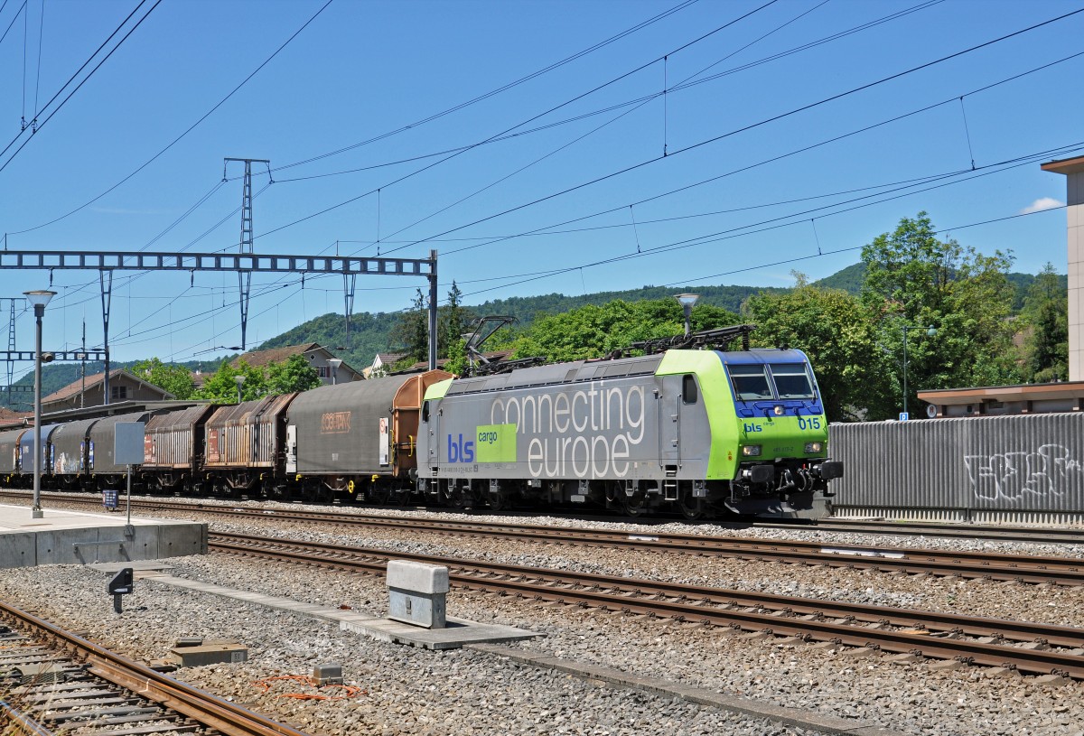 Re 485 015-2 durchfährt den Bahnhof Sissach. Die Aufnahme stammt vom 28.06.2015.