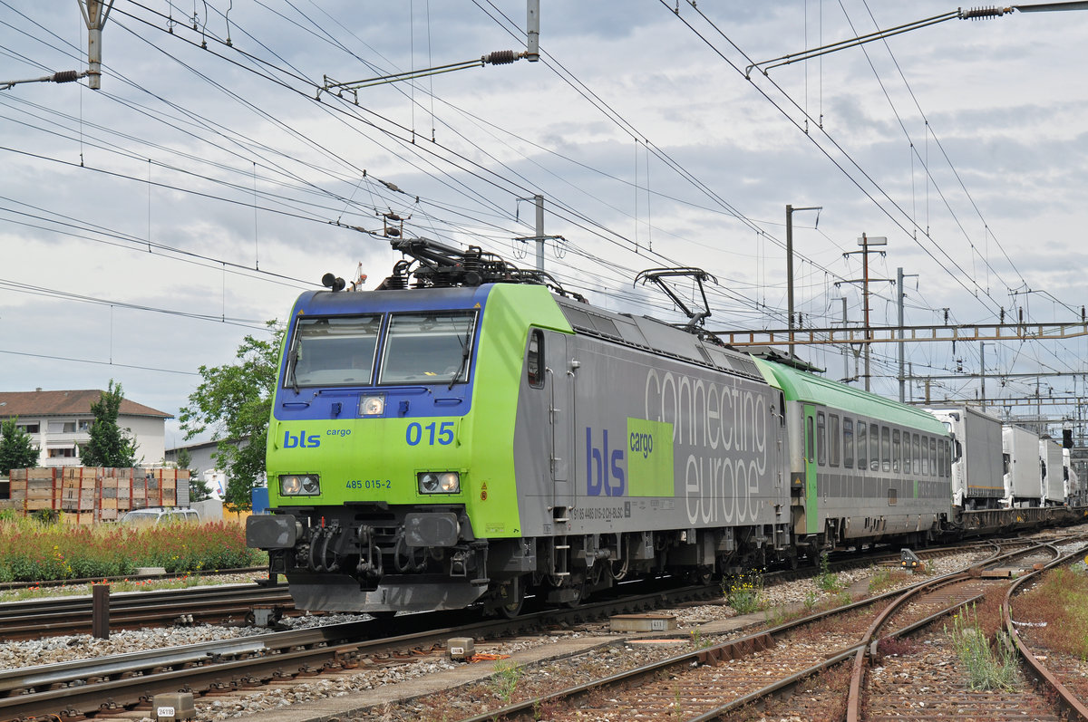 Re 485 015-2 durchfährt den Bahnhof Pratteln. Das abzweigende Gleis führt auf eine Strasse und in ein Industriegebiet, von wo aus auch diese Aufnahme am 16.06.2016 entstand.