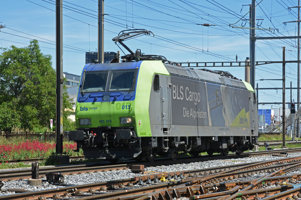 Re 485 015-2 wird auf einem Nebengleis beim Bahnhof Pratteln abgestellt. Die Aufnahme stammt vom 01.06.2019.