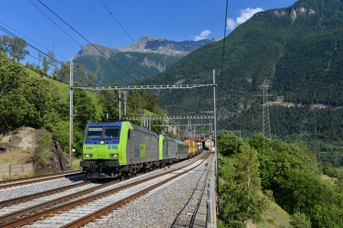 Re 485 016 + Re 485 014 mit einer RoLa am 12.06.2017 bei Lalden. 