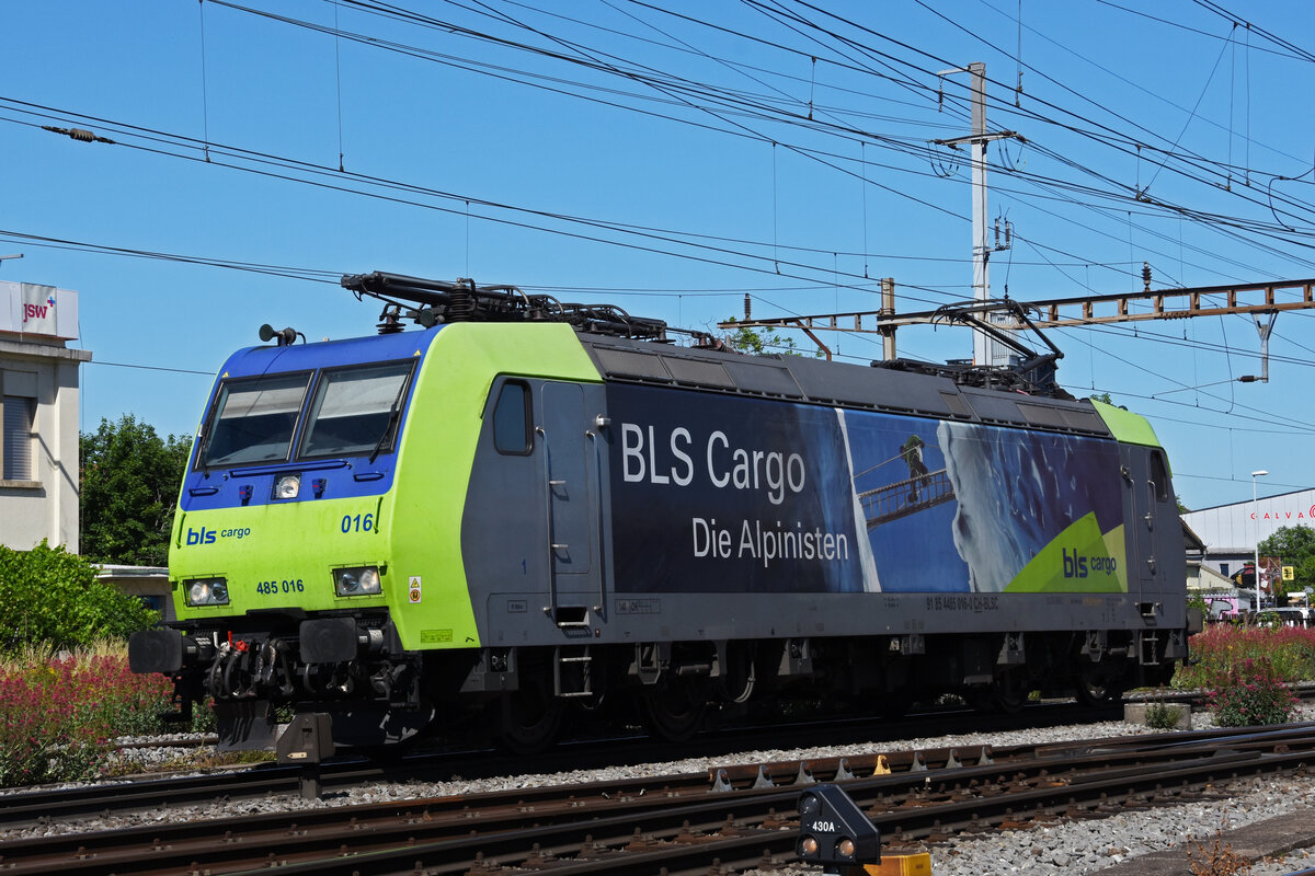 Re 485 016-0 der BLS durchfährt solo den Bahnhof Pratteln. Die Aufnahmestammt vom 14.06.2021.