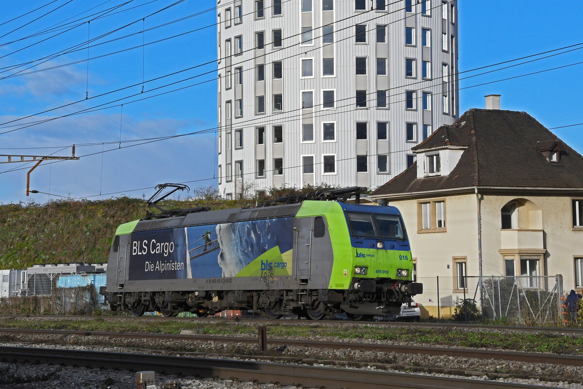 Re 485 016-0 der BLS wird am 22.12.2022 in der Abstellanlage beim Bahnhof Pratteln abgestellt.