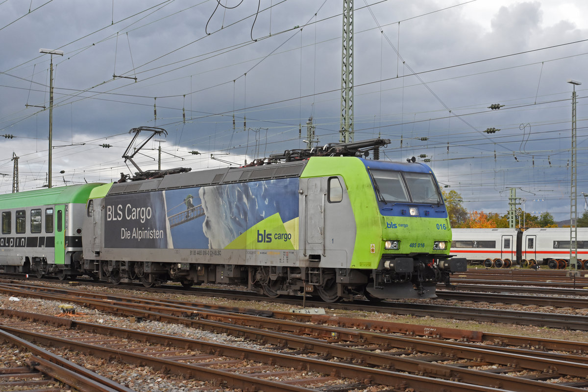 Re 485 016-0 durchfährt den badischen Bahnhof. Die Aufnahme stammt vom 06.11.2019.
