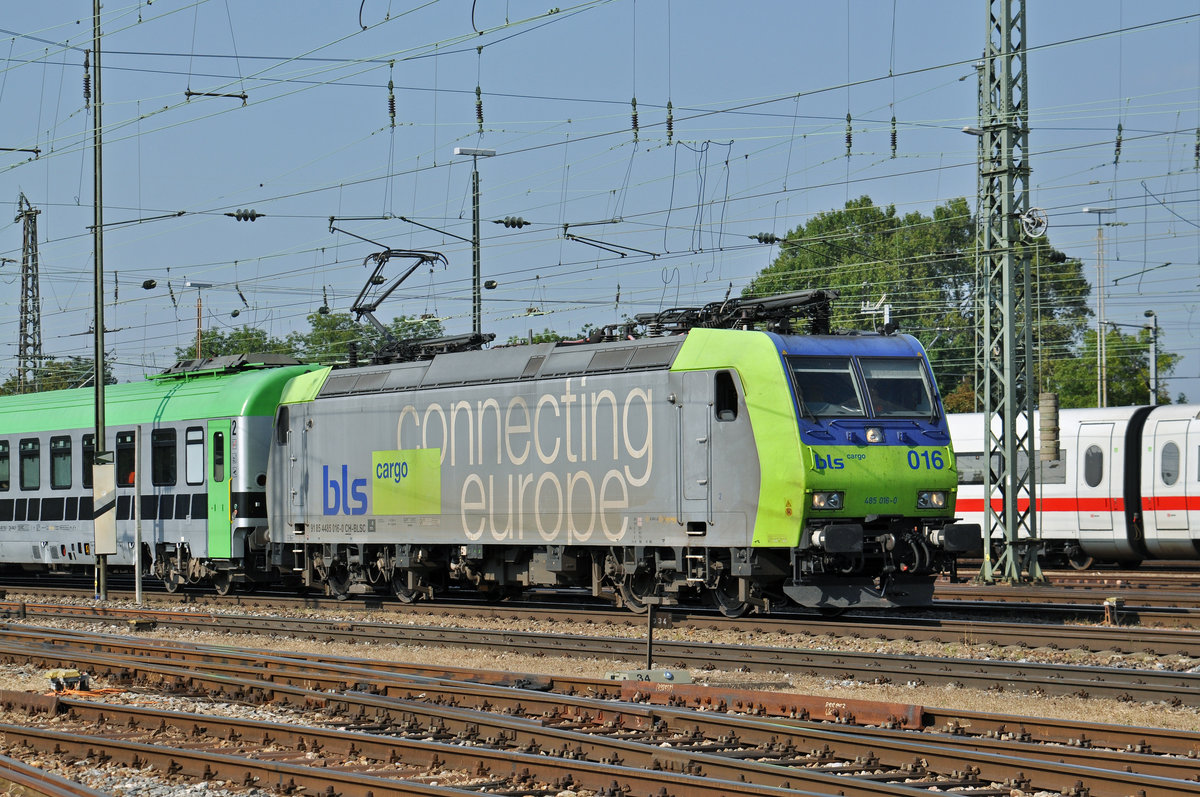 Re 485 016-0 durchfährt den Badischen Bahnhof. Die Aufnahme stammt vom 14.09.2016.