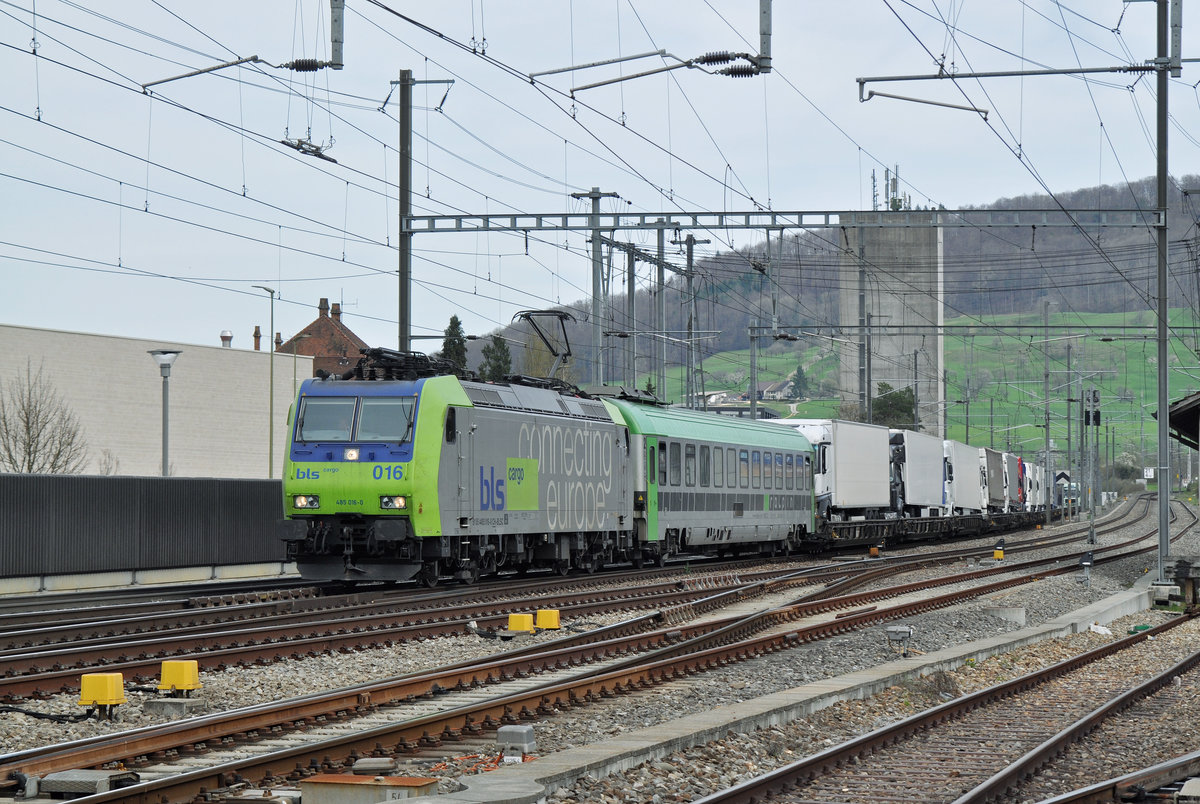 Re 485 016-0 durchfährt den Bahnhof Sissach. Die Aufnahme stammt vom 31.03.2017.