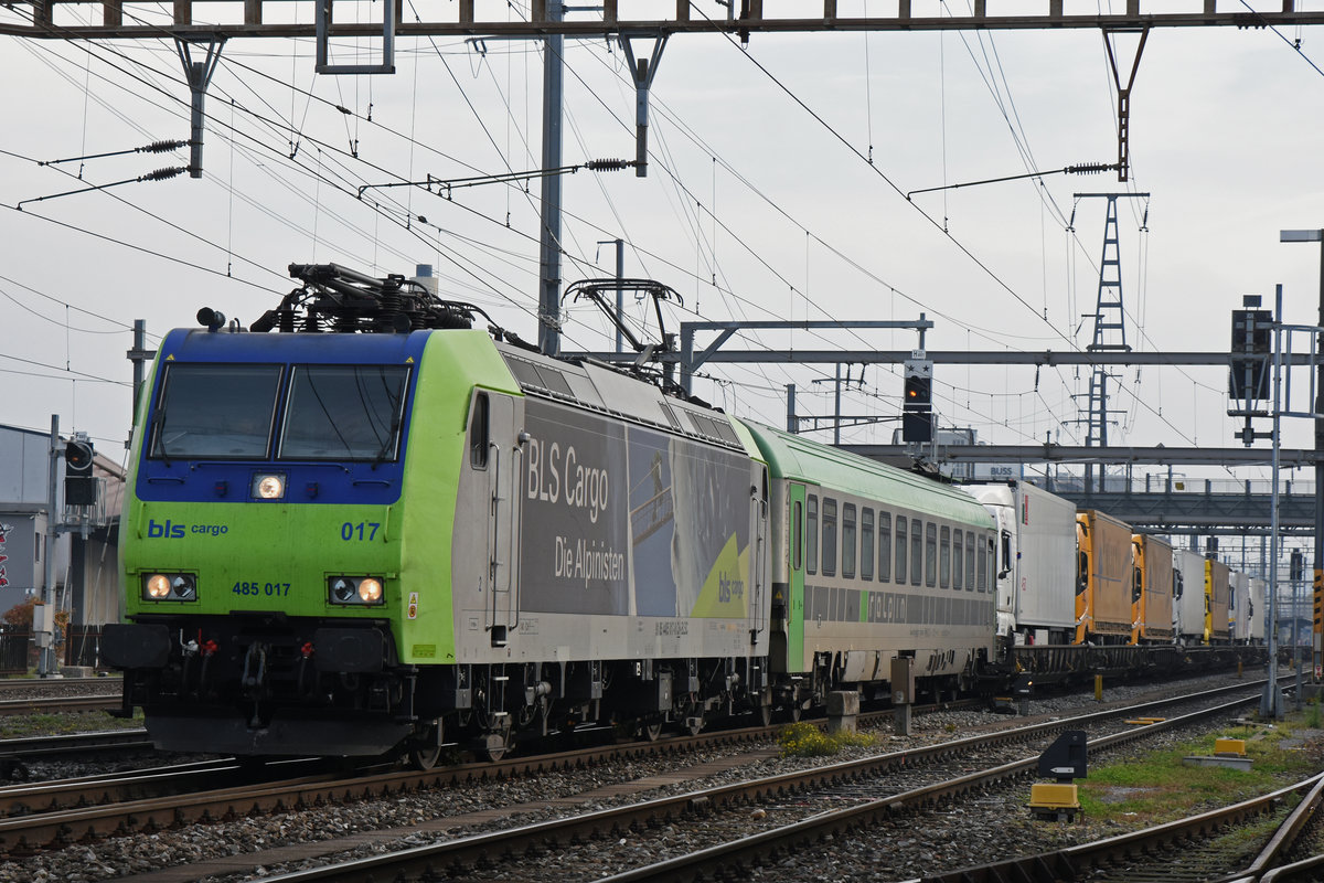 Re 485 017-8 der BLS durchfährt den Bahnhof Pratteln. Die Aufnahme stammt vom 09.11.2018.