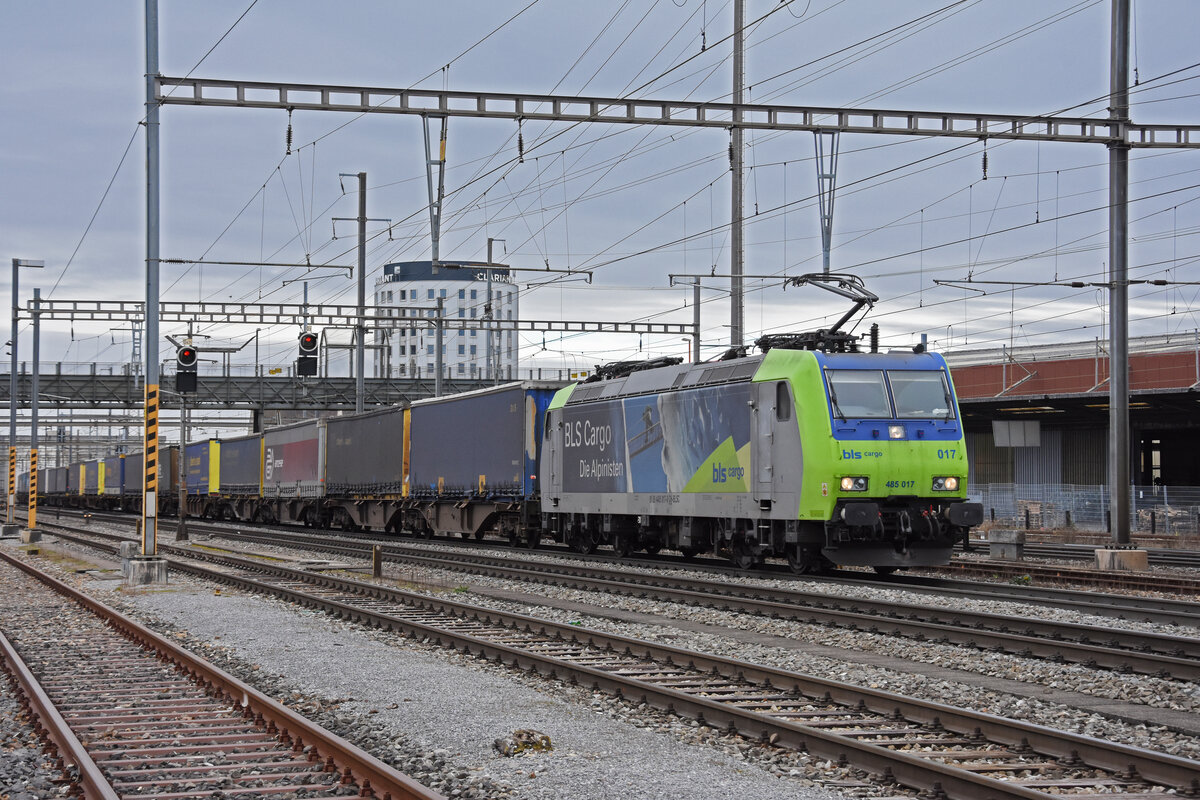 Re 485 017-8 durchfährt den Bahnhof Pratteln. Die Aufnahme stammt vom 01.02.2022.