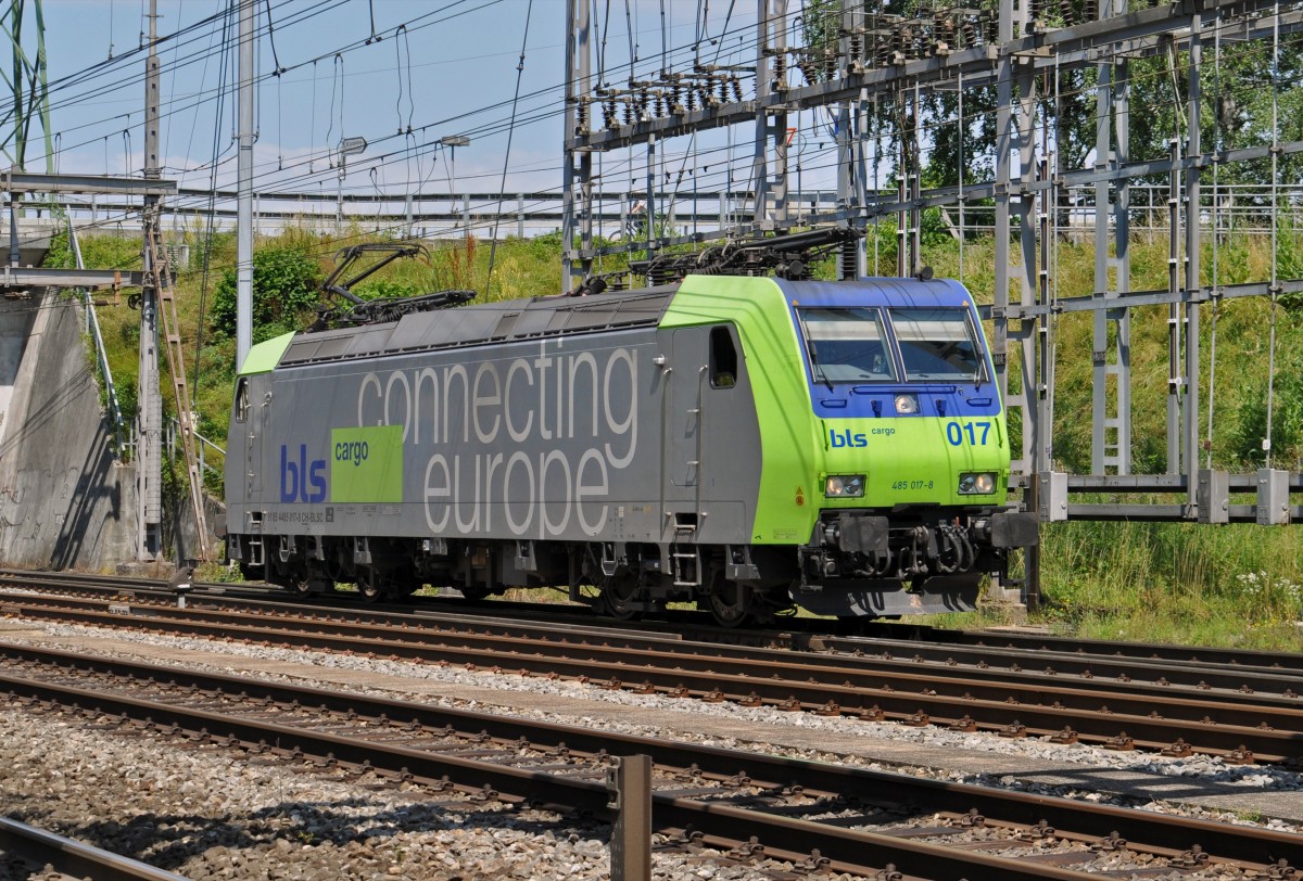 Re 485 017-8 durchfährt den Bahnhof Muttenz. Die Aufnahme stammt vom 27.06.2015.