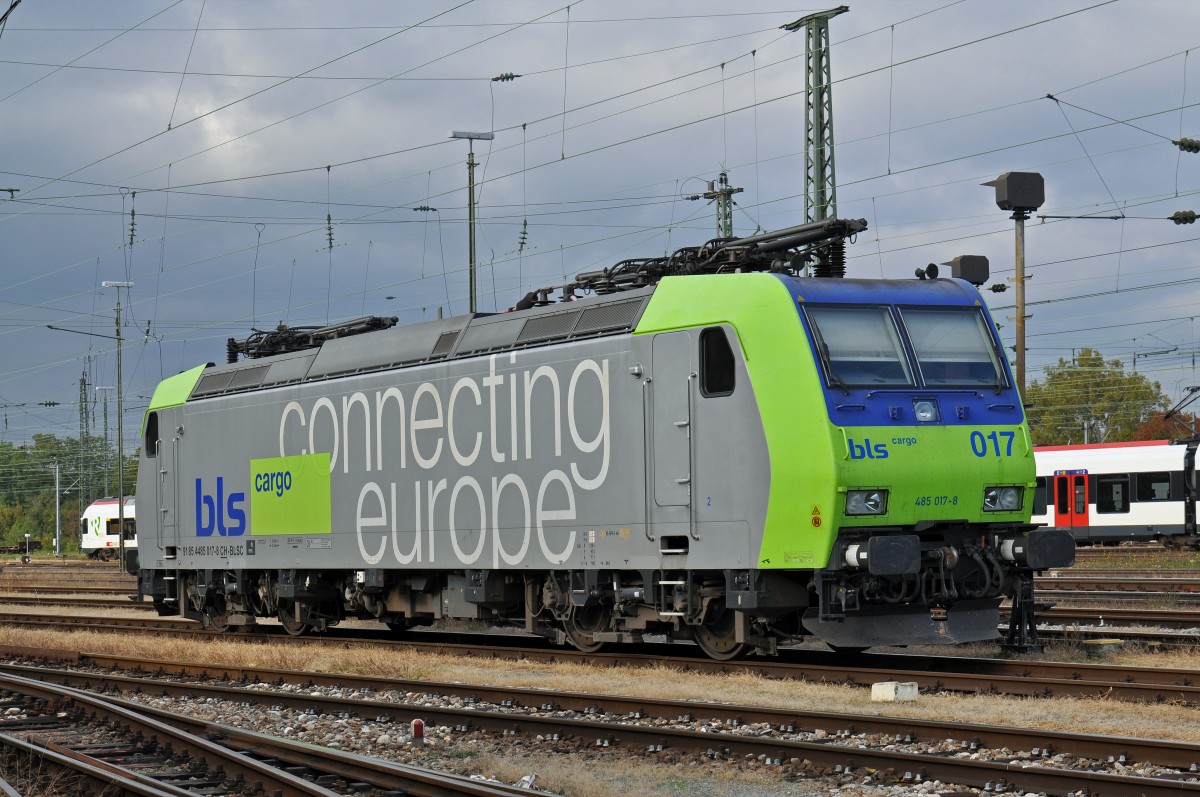 Re 485 017- 8 wartet am Badischen Bahnhof auf den nächsten Einsatz. Die Aufnahme stammt vom 11.10.2015.