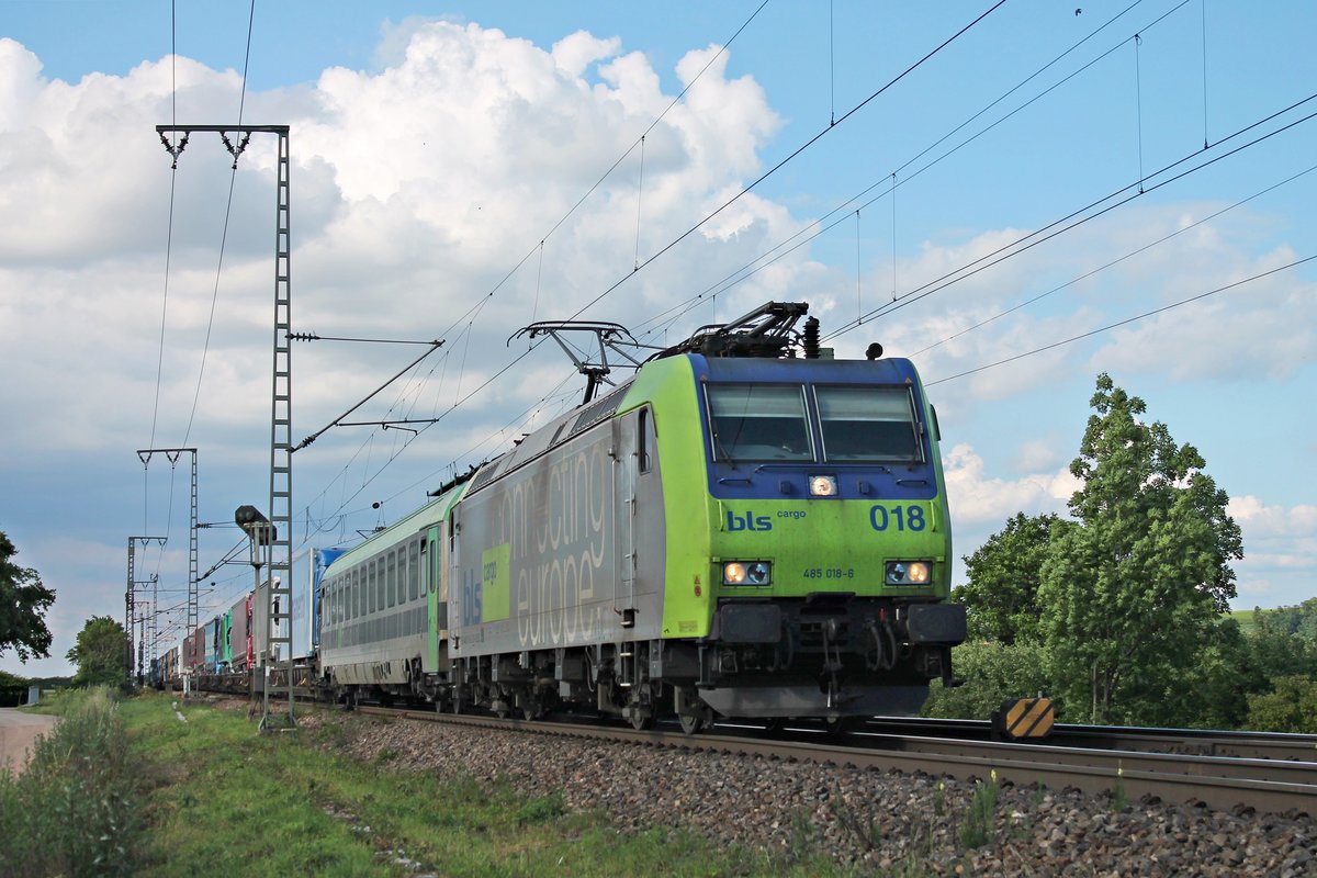 Re 485 018-6 am Nachmittag des 01.06.2018 mit einer RoLa (Freiburg (Brsg) Rbf - Novara Boschetto), als sie bei Müllheim (Baden) über die KBS 703 gen Schweiz fuhr.
