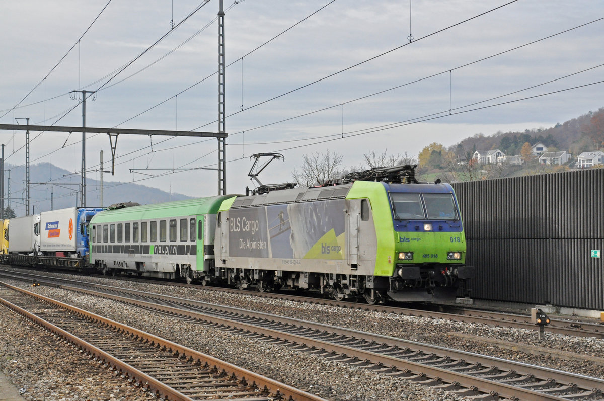 Re 485 018-6 der BLS durchfährt den Bahnhof Gelterkinden. Die Aufnahme stammt vom 25.11.2019.