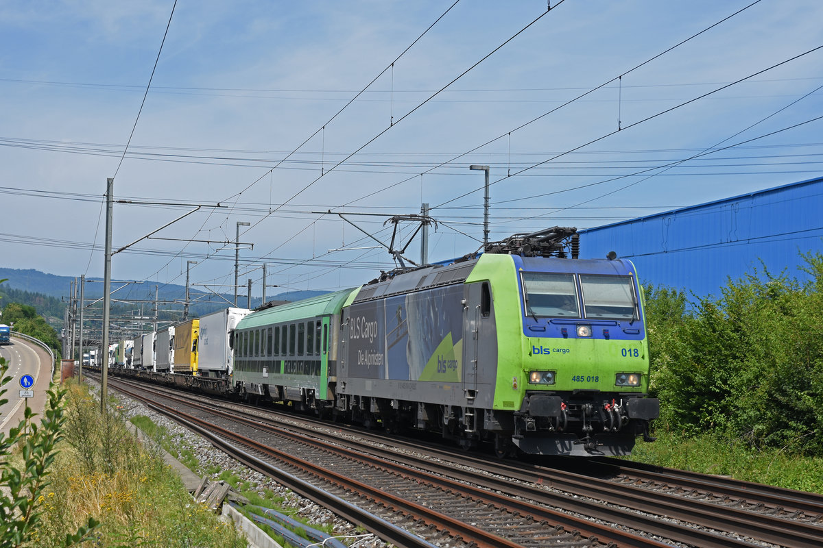 Re 485 018-6 der BLS fährt Richtung Bahnhof Itingen. Die Aufnahme stammt vom 17.07.2019.