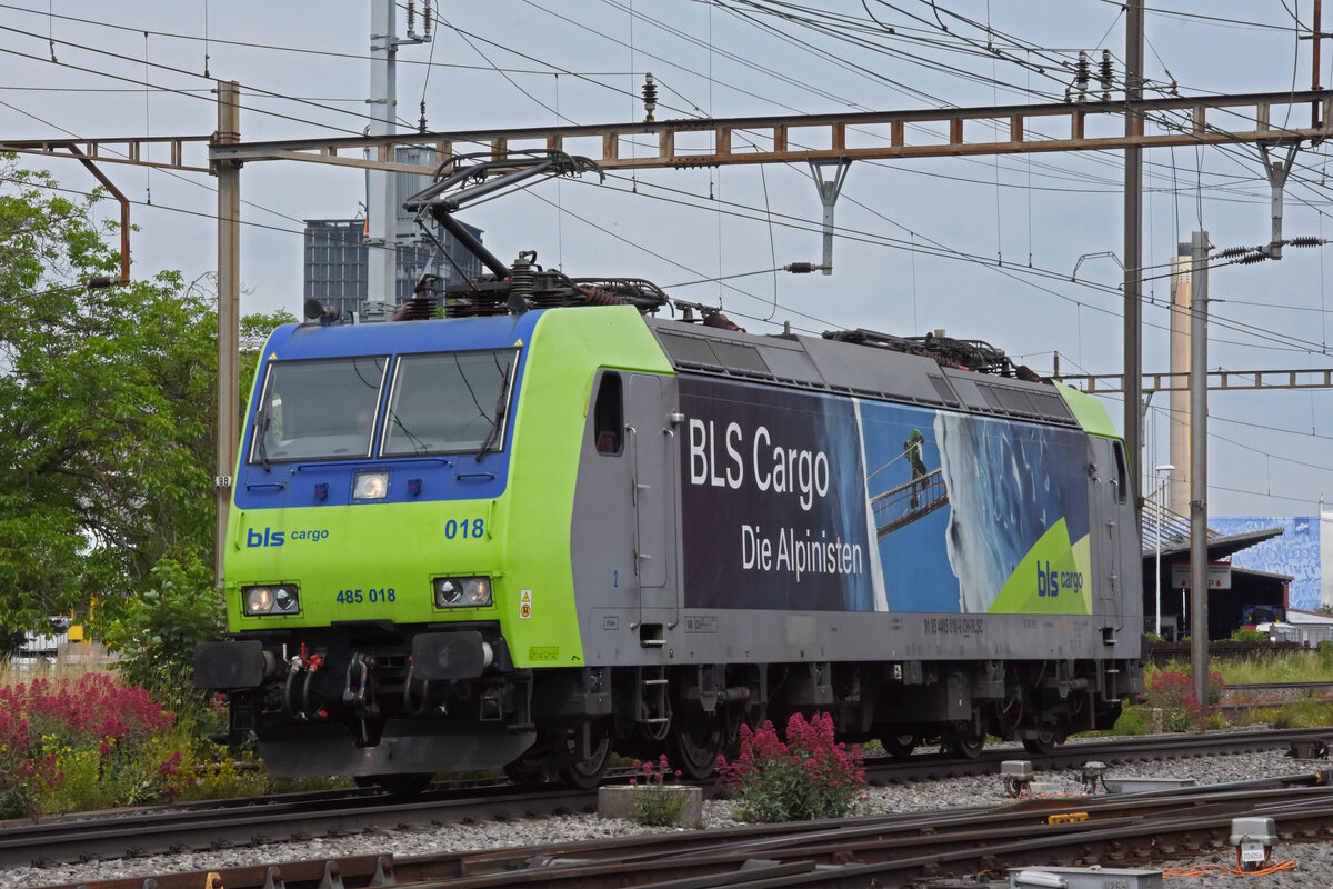 Re 485 018-6 der BLS verlässt die Abstellanlage beim Bahnhof Pratteln. Die Aufnahme stammt vom 08.06.2021.