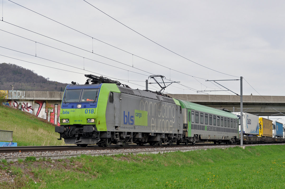Re 485 018-6 fährt Richtung Bahnhof Itingen. Die Aufnahme stammt vom 14.04.2018.