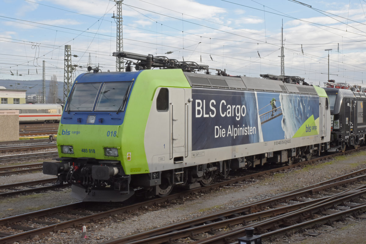 Re 485 018-6 steht in der Abstellanlage beim badischen Bahnhof. Die Aufnahme stammt vom 19.12.2019.
