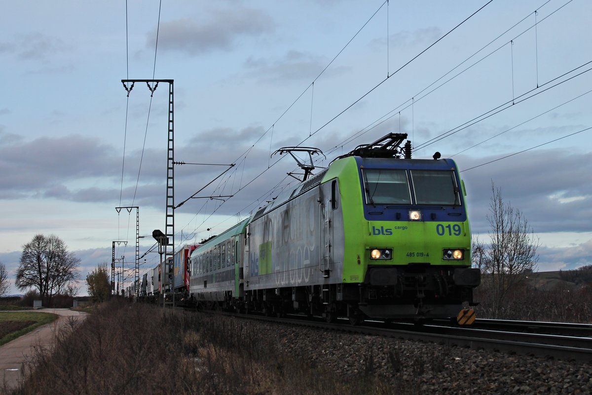 Re 485 019-4 am Nachmittag des 21.01.2018 mit einer RoLa (Freiburg (Brsg) Rbf - Novara Boschetto) nördlich von Müllheim (Baden) und fuhr in Richtung Schweiz.