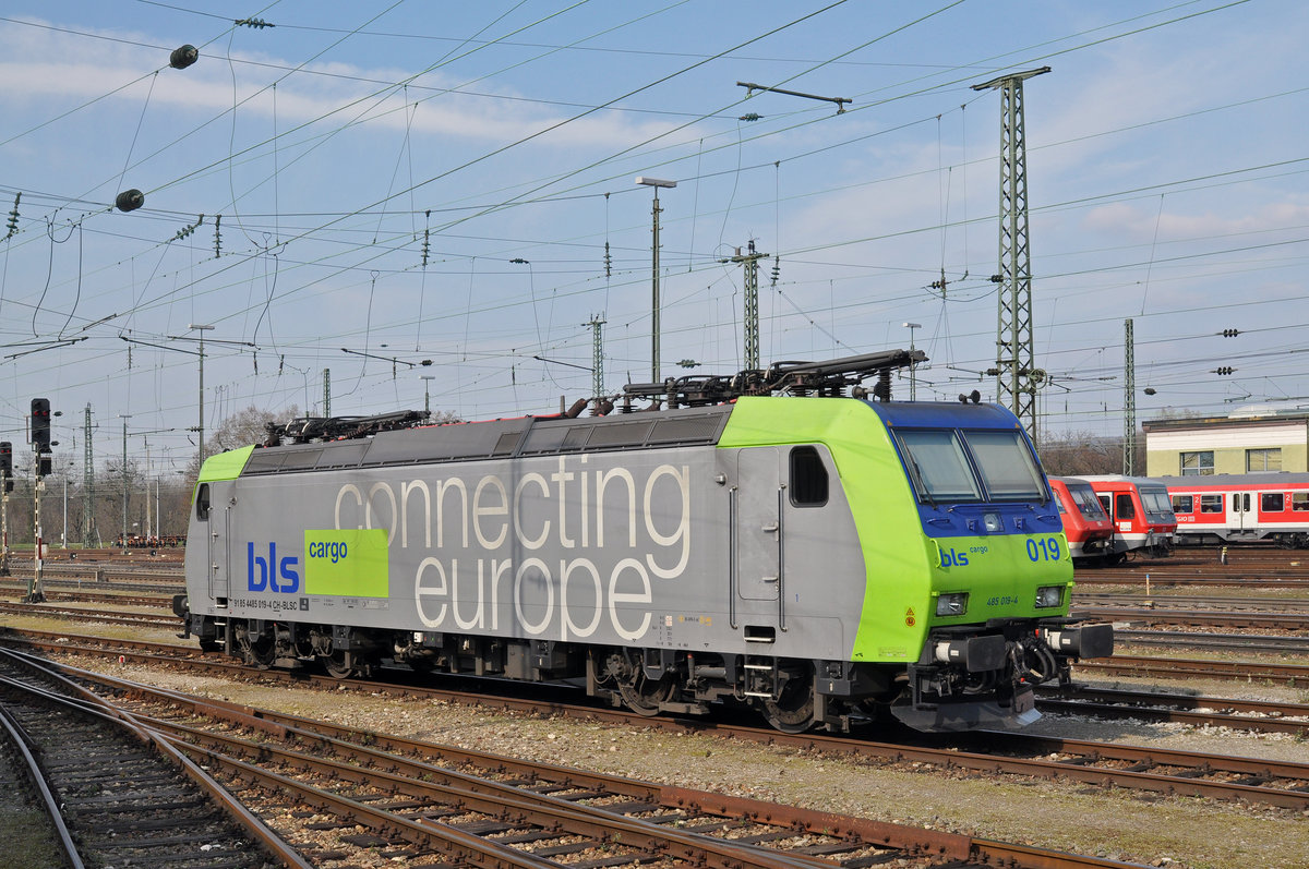 Re 485 019-4 ist beim Badischen Bahnhof abgestellt. Die Aufnahme stammt vom 24.03.2016.