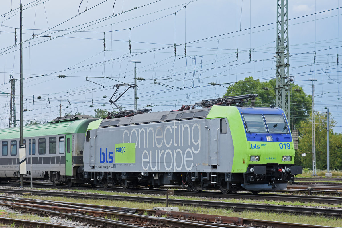 Re 485 019-4 der BLS durchfährt den badischen Bahnhof. Die Aufnahme stammt vom 17.07.2018.