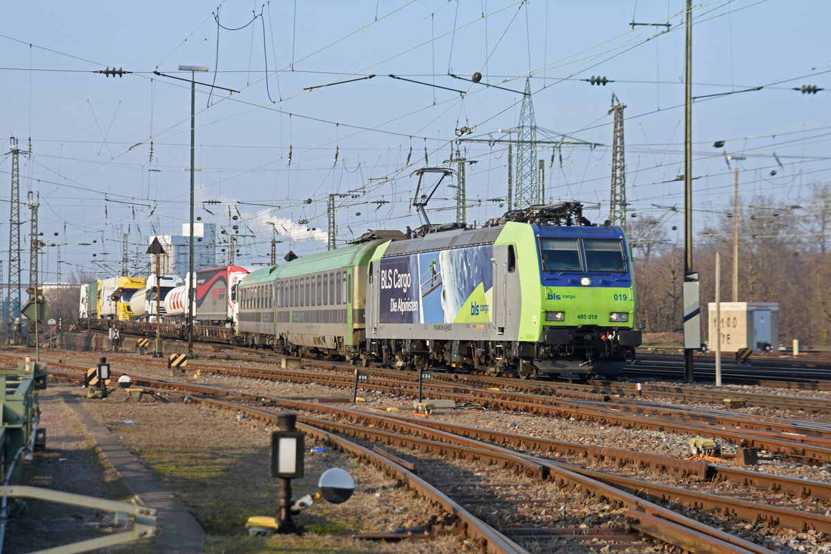 Re 485 019-4 durchfährt den badischen Bahnhof. Die Aufnahme stammt vom 22.01.2019.