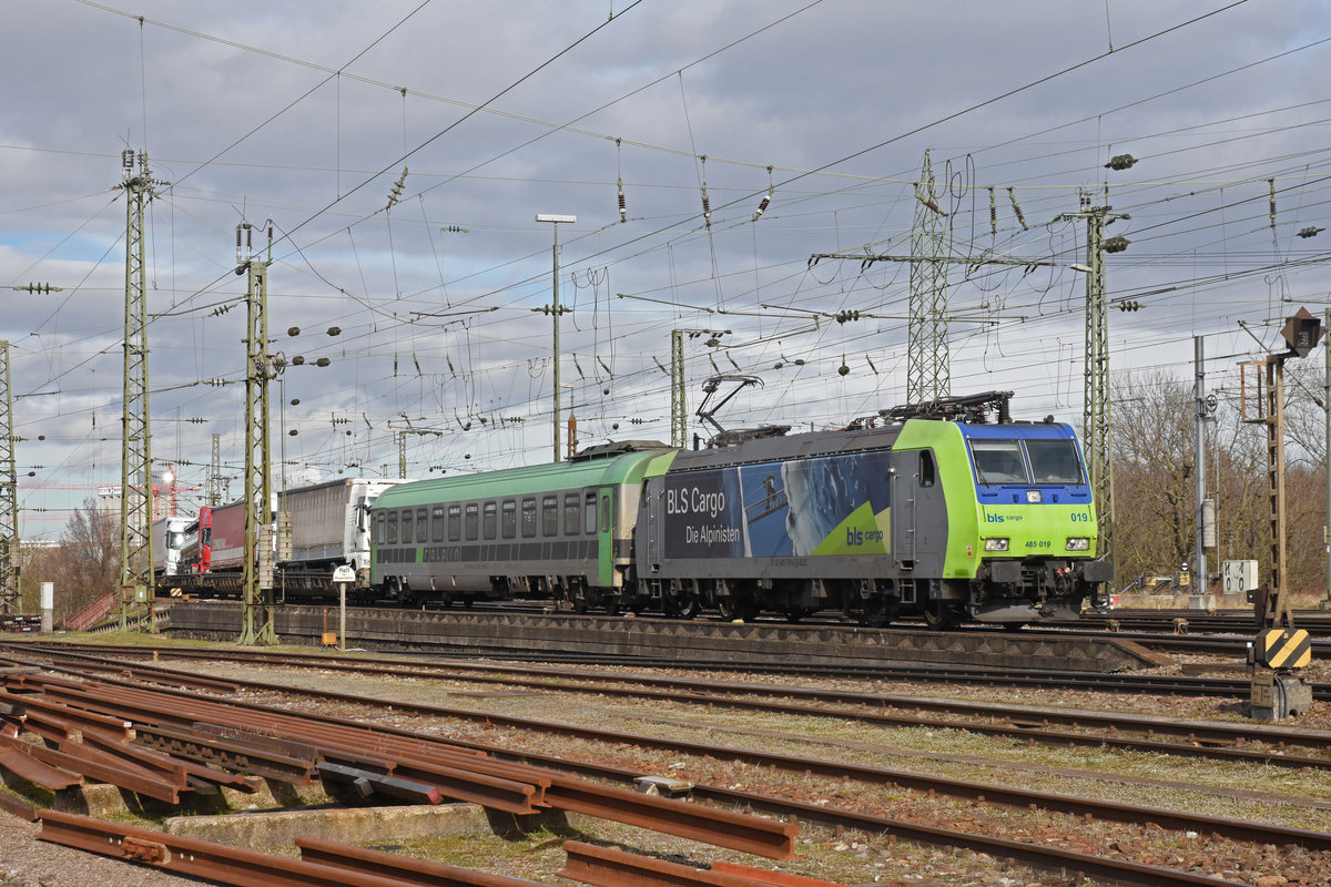 Re 485 019-4 durchfährt den badischen Bahnhof. Die Aufnahme stammt vom 20.02.2020.