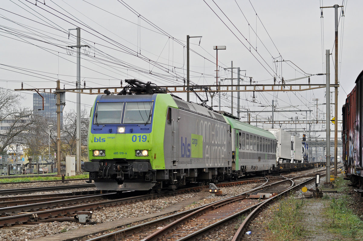 Re 485 019-4 durchfährt den Bahnhof Pratteln. Die Aufnahme stammt vom 16.11.2017.