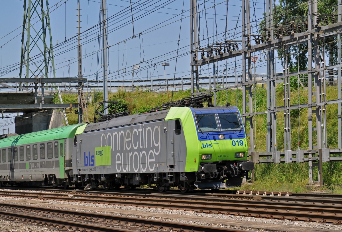 Re 485 019-4 durchfährt den Bahnhof Muttenz. Die Aufnahme stammt vom 17.06.2015.