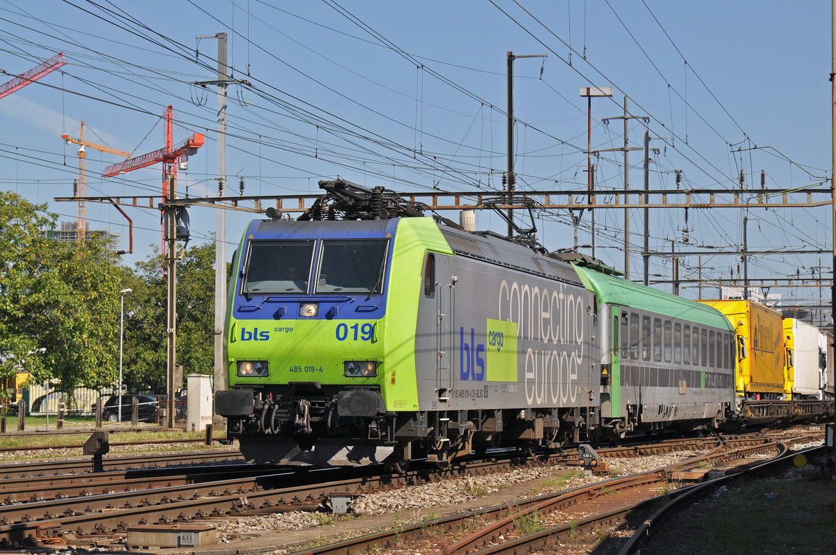Re 485 019-4 durchfährt den Bahnhof Pratteln. Das abzweigende Gleis führt auf eine Strasse und in ein Industriegebiet, von wo aus auch diese Aufnahme am 08.09.2016 entstand.