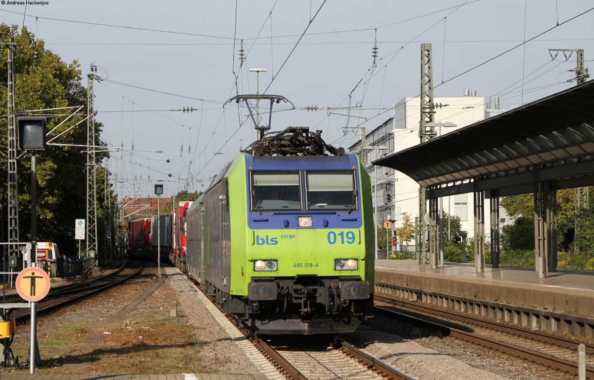 Re 485 019-4 mit dem DGS 43629 (Freiburg(Brsg) Gbf-Novara) in Freiburg Hbf 28.9.14