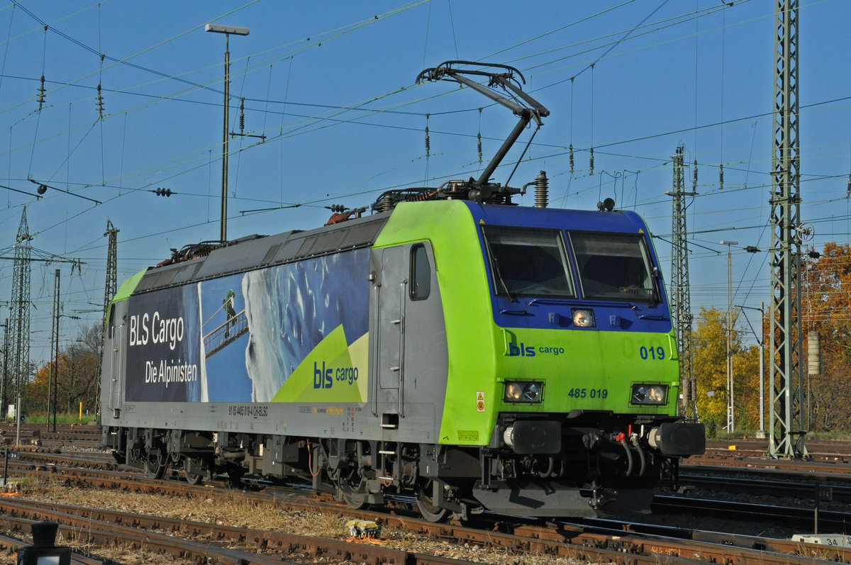 Re 485 019-4 wird in der Abstellanlage beim badischen Bahnhof abgestellt. Die Aufnahme stammt vom 31.10.2020.