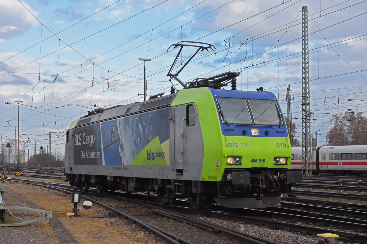 Re 485 019-4 wird in der Abstellanlage beim badischen Bahnhof abgestellt. Die Aufnahme stammt vom 17.12.2020.