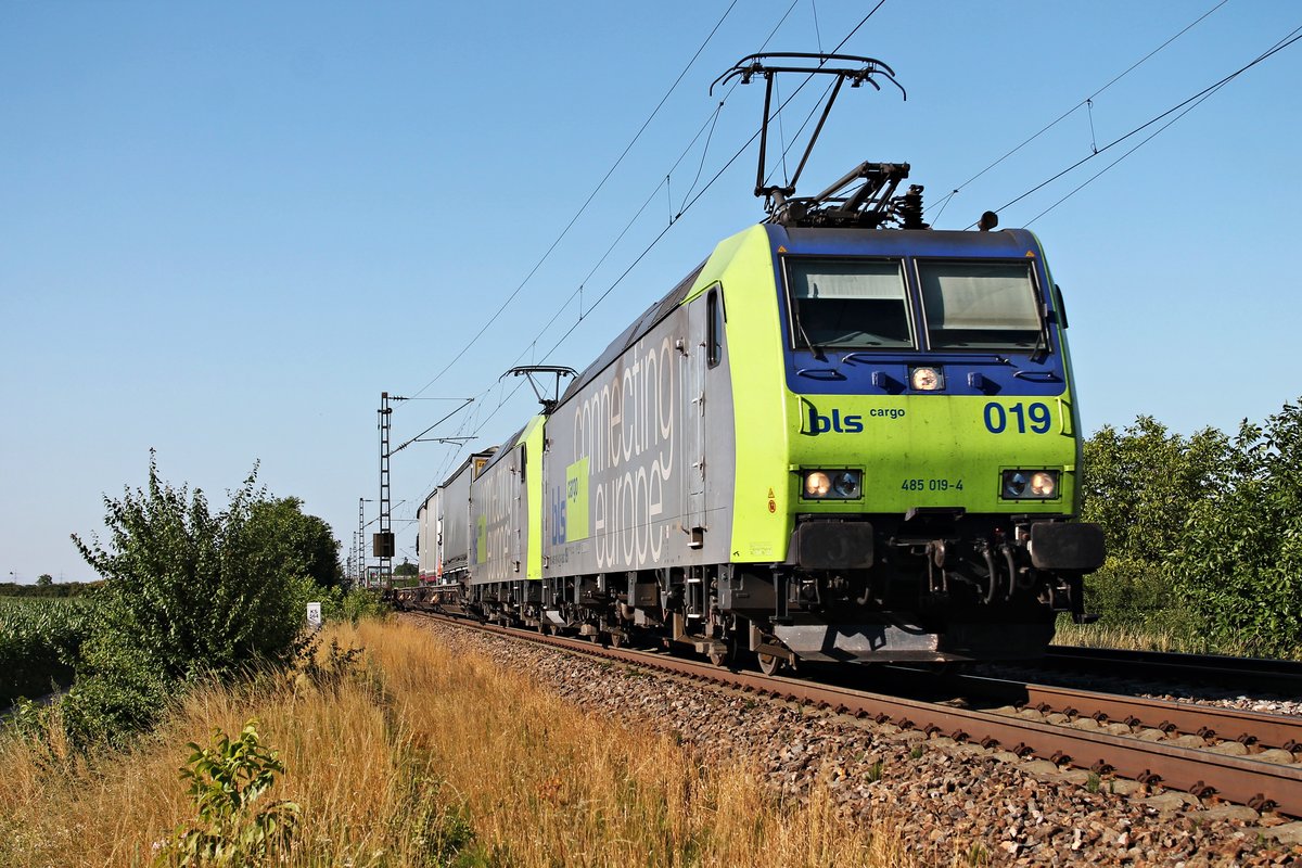 Re 485 019-4 zusammen mit Re 485 020-2 am 10.07.2015 mit einer RoLa (Freiburg (Brsg) Rbf - Novara), als sie bei Hügelheim in Richtung Süden fuhren.