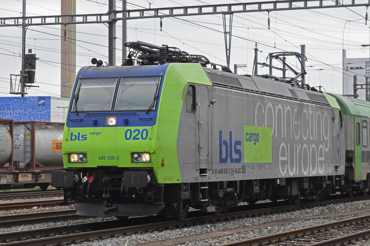 Re 485 020-2 der BLS durchfährt den Bahnhof Pratteln. Die Aufnahme stammt vom 26.10.2018.