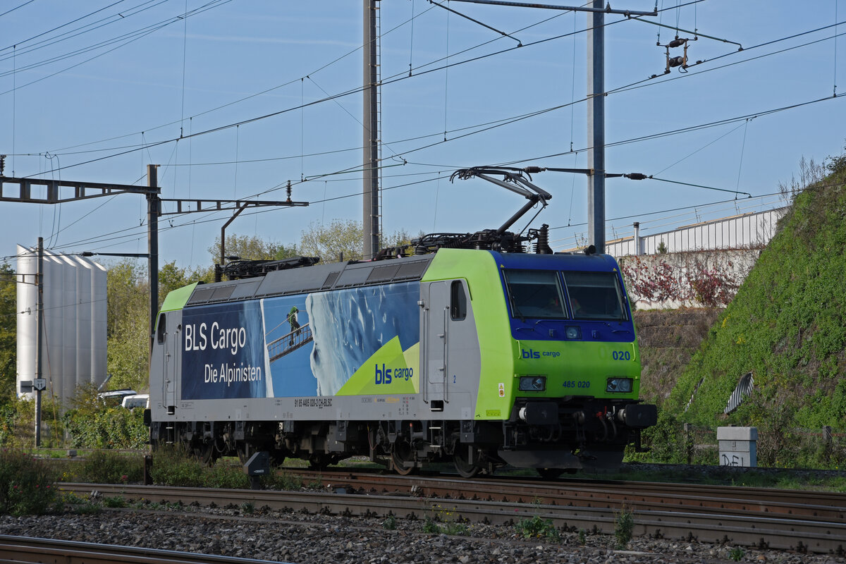 Re 485 020-2 der BLS wird am 26.10.2022 in der Abstellanlage beim Bahnhof Pratteln abgestellt.