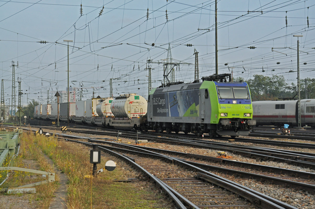 Re 485 020-2 durchfährt den badischen Bahnhof. Die Aufnahme stammt vom 23.10.2019.
