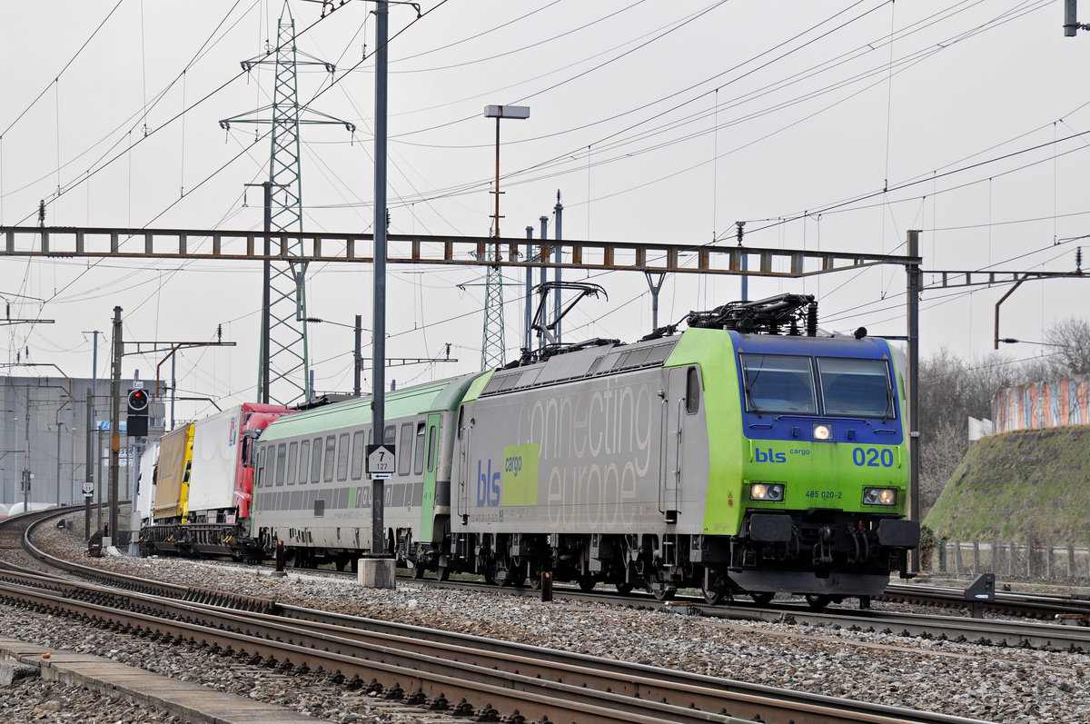 Re 485 020-2 durchfährt den Bahnhof Pratteln. Die Aufnahme stammt vom 27.02.2018.