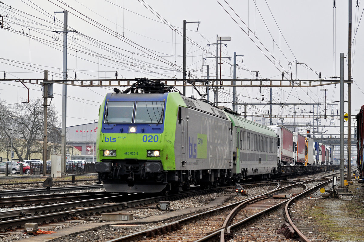 Re 485 020-2 durchfährt den Bahnhof Pratteln. Das abzweigende Gleis führt auf eine Strasse und in ein Industriegebiet, von wo aus auch diese Aufnahme am 13.02.2017 entstand.