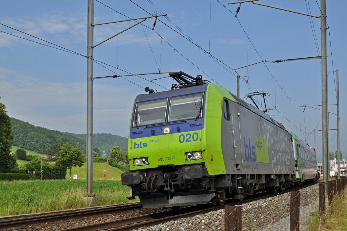 Re 485 020-2 fährt Richtung Bahnhof Sissach. Die Aufnahme stammt vom 11.06.2015.
