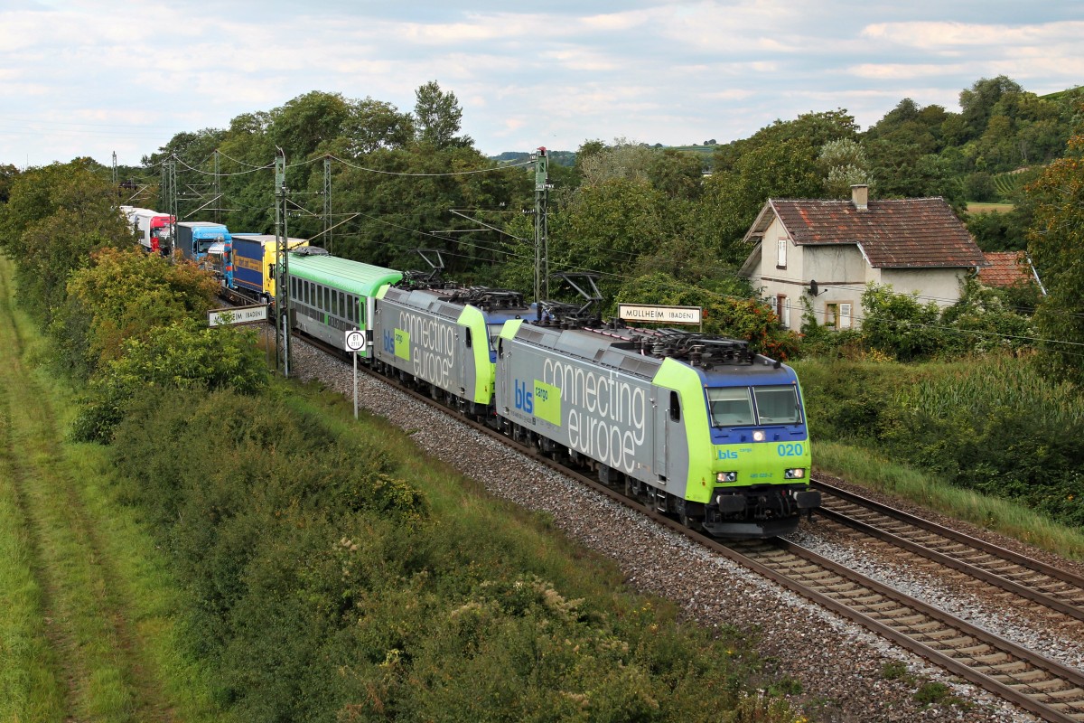 Re 485 020-2 zusammen mit Re 485 017-8 am Abend des 22.08.2014 mit einer RoLa (Freiburg (Brsg) Rbf - Novara) südlich von Müllheim (Baden) in Richtung Schweizer Grenze.