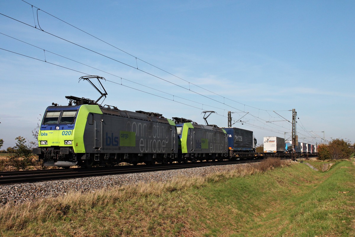 Re 485 020-2 zusammen mit Re 485 001-2  Haltingen  am 31.10.2014 mit einer RoLa (Freiburg (Brsg) Gbf - Novara) und fuhren in RIchtung  Basel, als sie bei Hügelheim vorbei kamen.